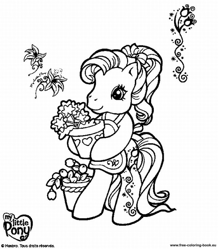 Un petit poney se repose sous un arbre dans un champ fleuri