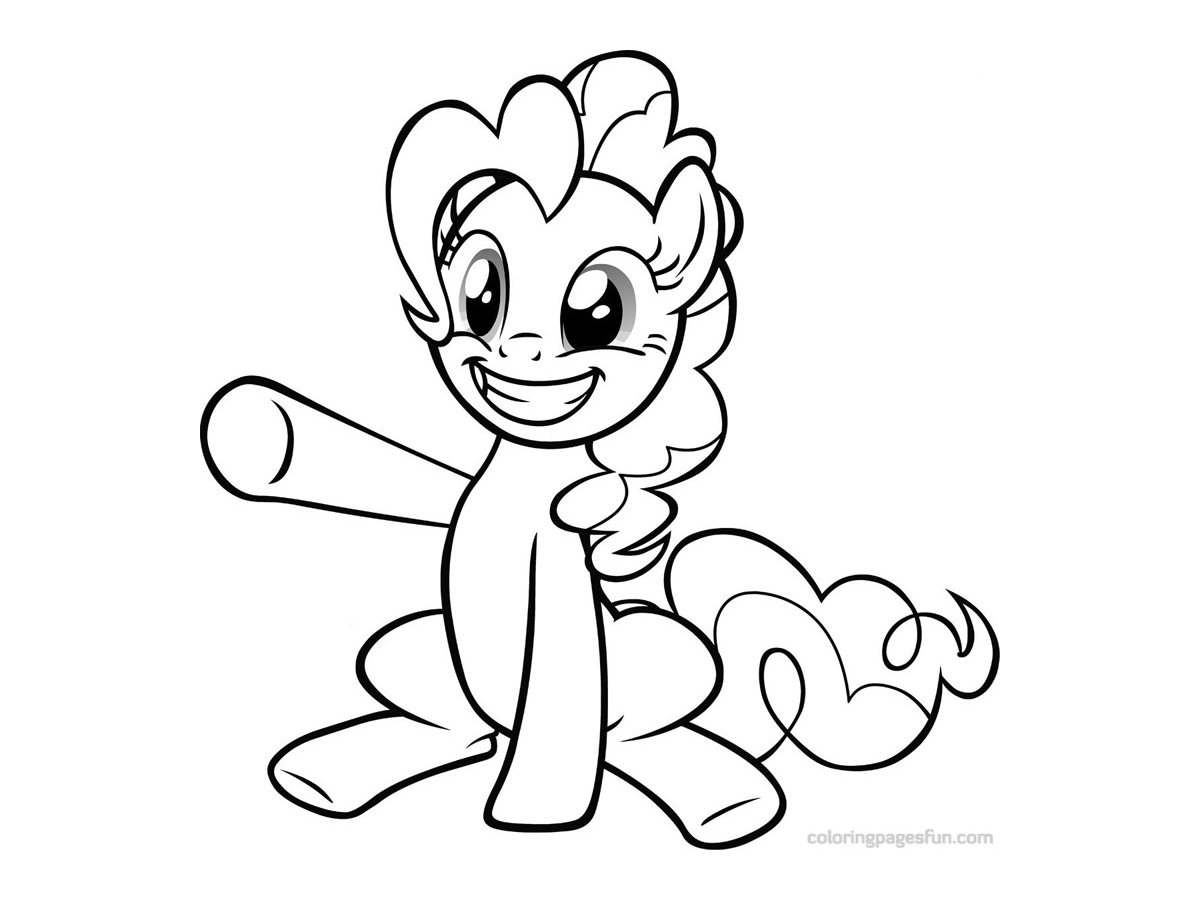 Un petit poney joyeux dans un champ fleuri