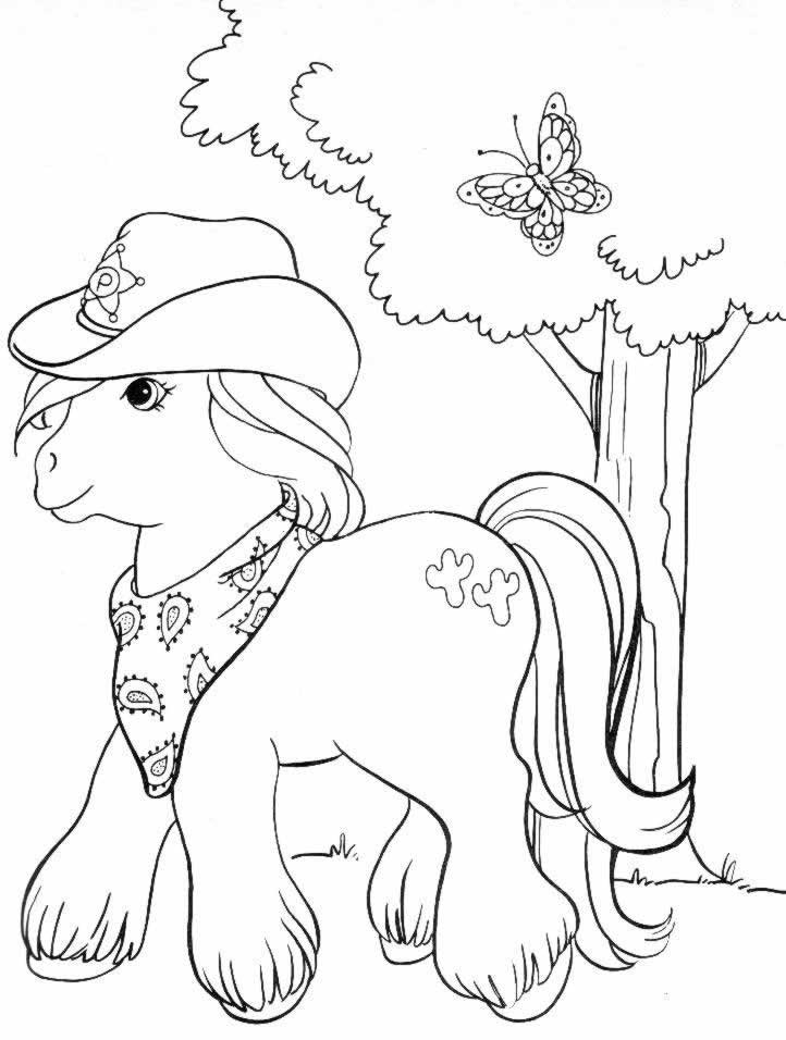 Un petit poney joyeux dans un pré fleuri