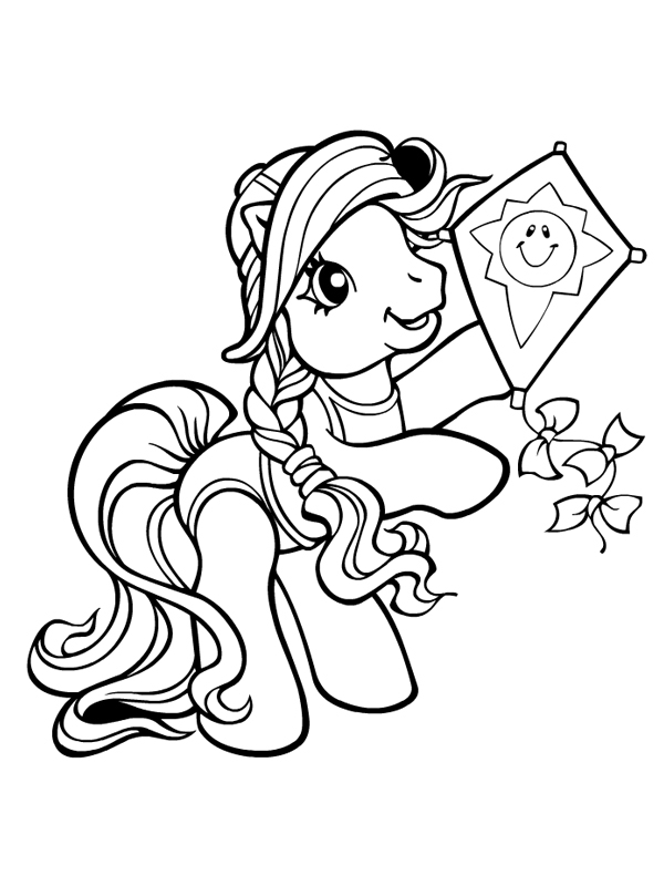Petit poney jouant dans un champ fleuri