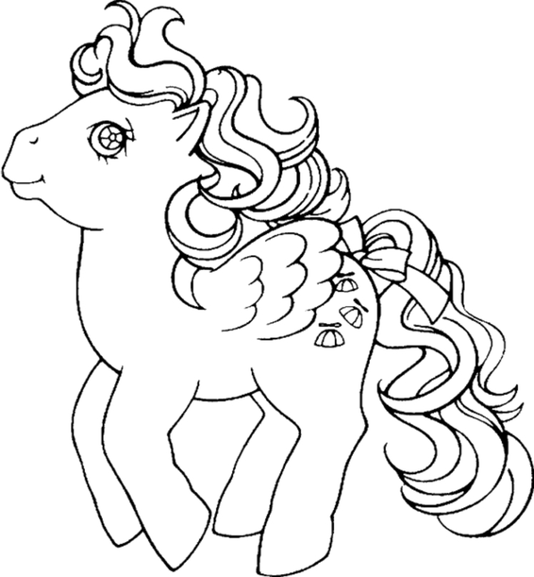 Petit poney jouant dans un champ fleuri