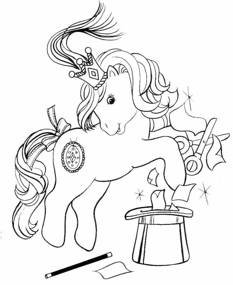 Un petit poney joyeux se déplace dans un champ fleuri