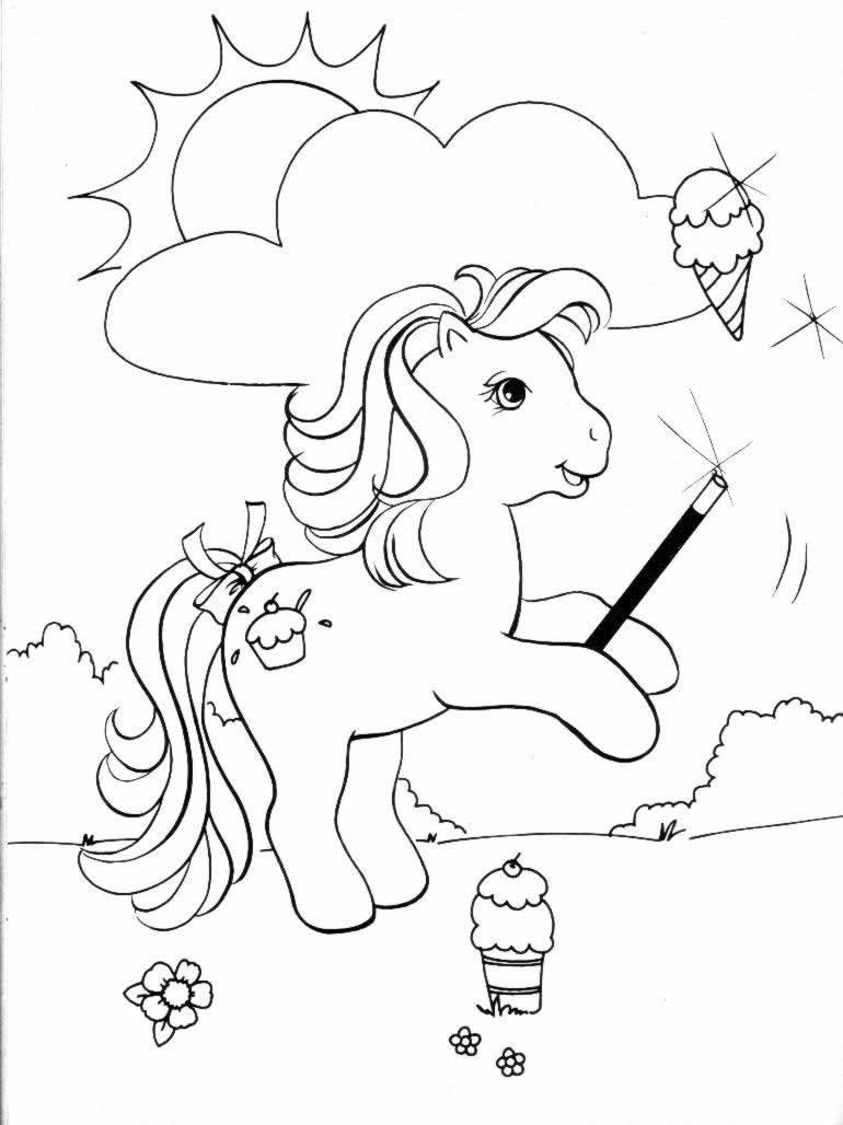Petit poney dans un pré verdoyant avec des fleurs