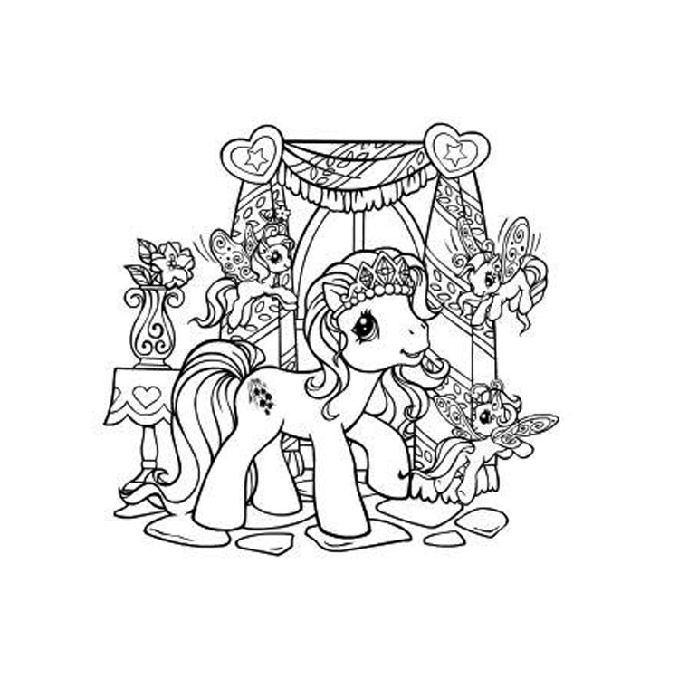 Petit poney gambadant dans un champ fleuri