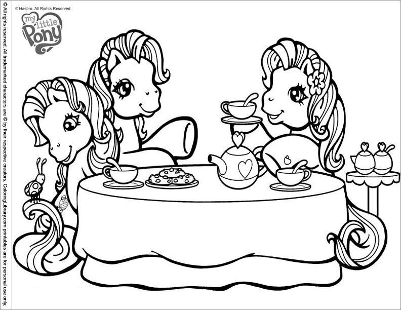 Petit poney se reposant dans un champ fleuri