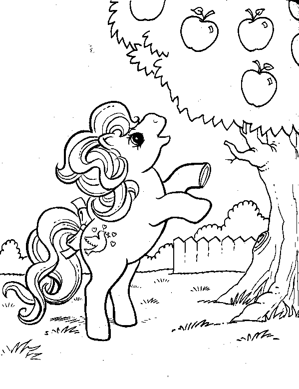 Un petit poney se repose dans un champ verdoyant