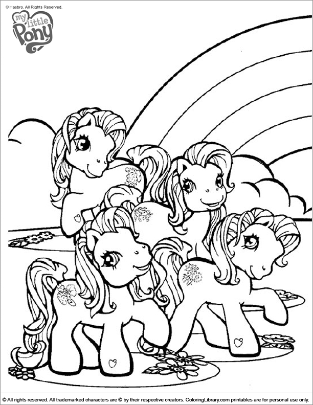 Un petit poney gambadant dans un champ fleuri