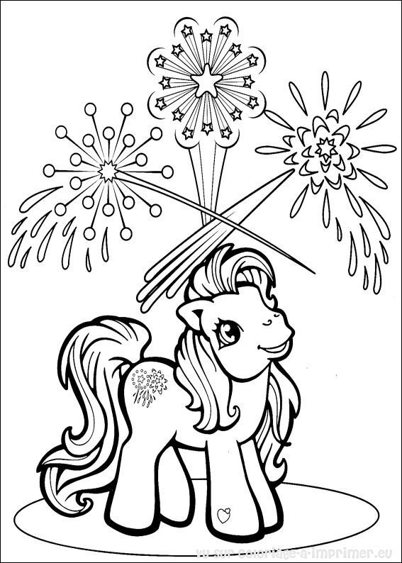 Un petit poney joyeux dans un paysage enchanteur