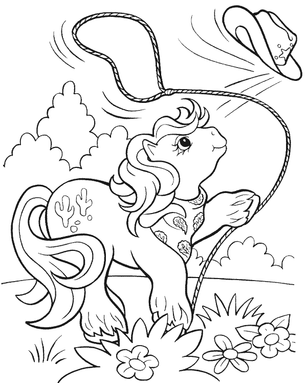 Un petit poney joyeux gambadant dans un champ fleuri