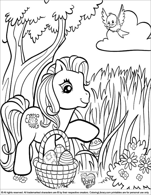 Petit poney galopant dans un paysage naturel