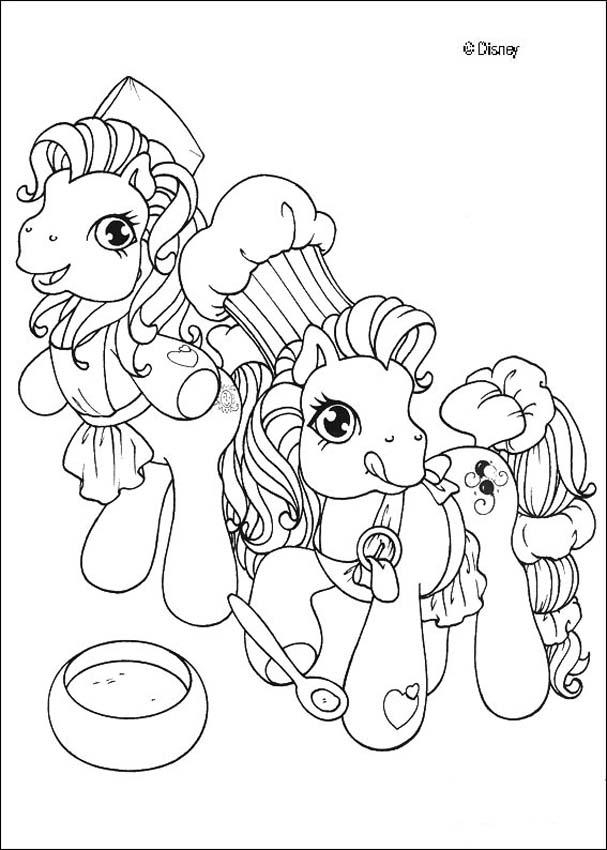 Petit poney jouant dans un champ fleuri