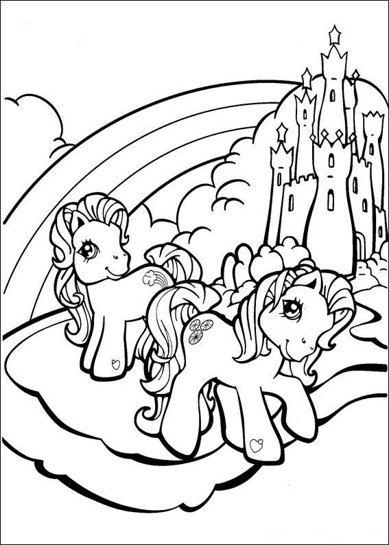 Petit poney se promenant dans un champ fleuri