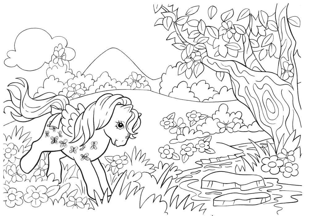 Un petit poney se repose sous un arbre dans un paysage naturel