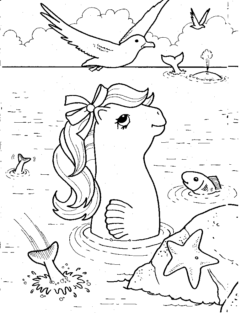 Petit poney joyeux dans un champ fleuri