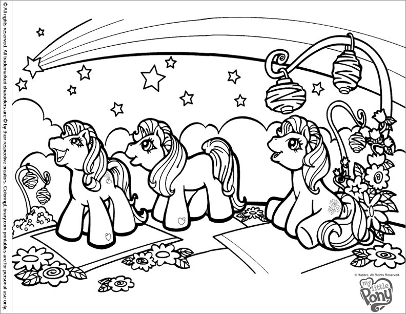 Petit poney jouant dans un champ fleuri
