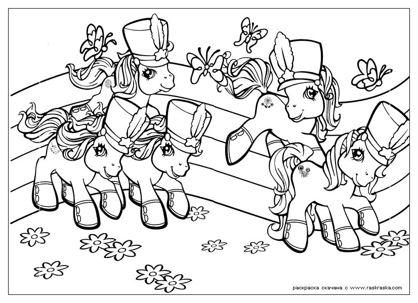 Petit poney trottant dans un champ fleuri