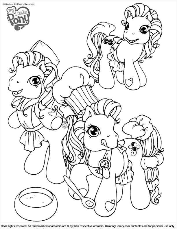 Un petit poney joyeux galopant dans un champ fleuri