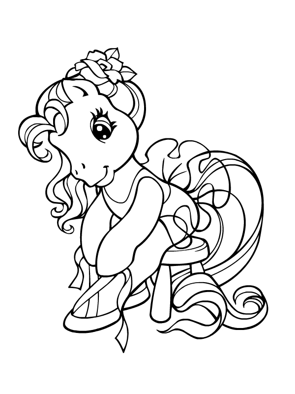 Un petit poney trottinant dans un champ fleuri
