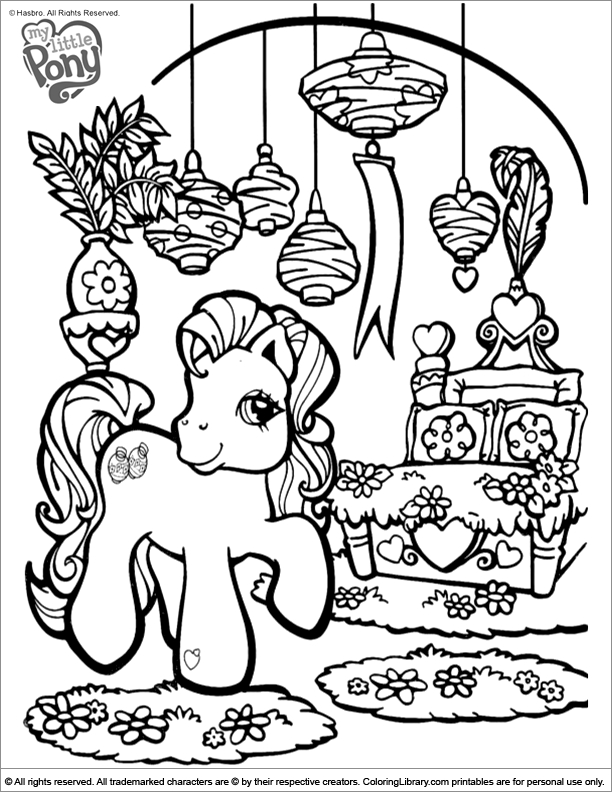 Un petit poney se prélasse dans un champ fleuri