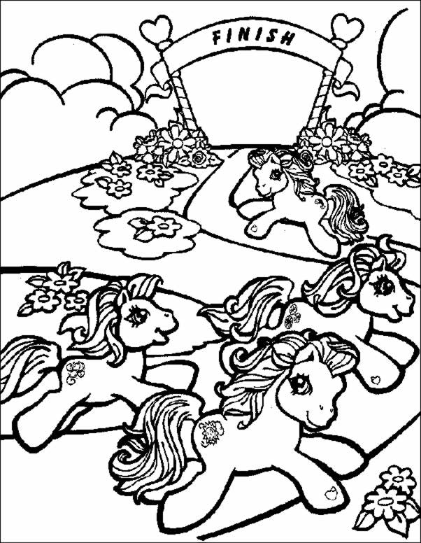 Petit poney jouant dans un champ fleuri