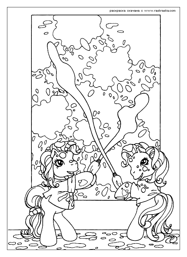 Petit poney jouant dans un champ avec des fleurs