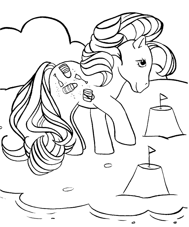 Petit poney se promenant dans un champ fleuri
