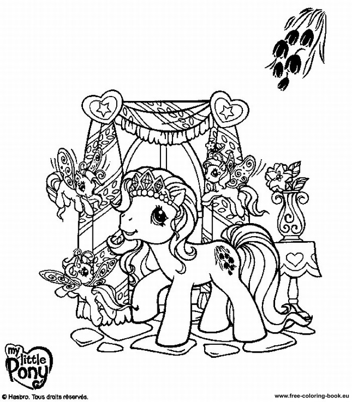 Un petit poney joyeux dans un champ fleuri
