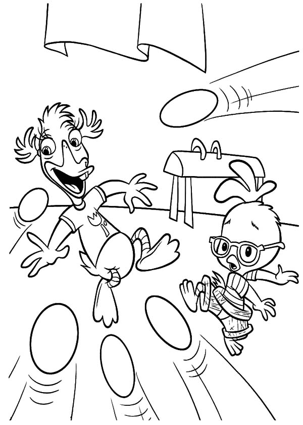 Coloriage d’un petit poulet de Chicken Little dans un décor champêtre