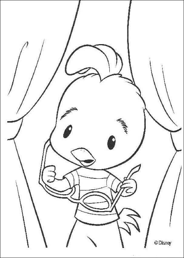 Petit poulet Chicken Little en pleine aventure sous un ciel ensoleillé