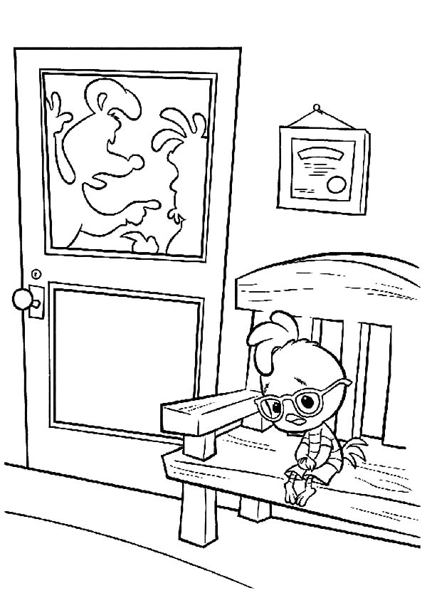 Petit poulet Chicken Little marchant sous un ciel clair Petit poulet Chicken Little marchant sous un ciel clair