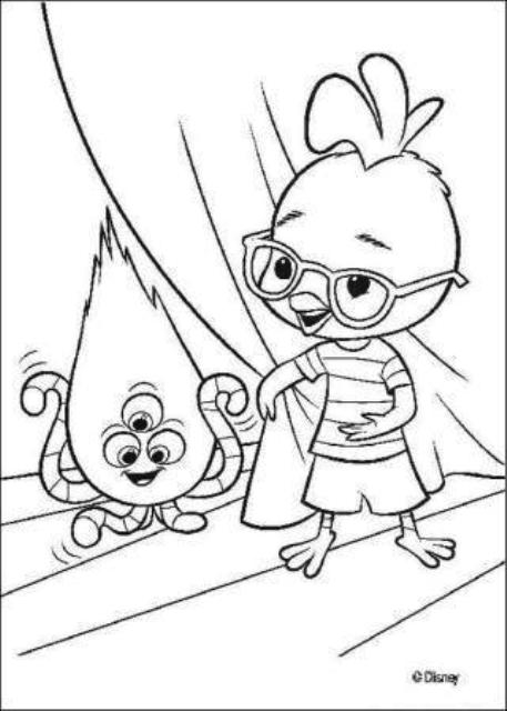 Coloriage d'un petit poulet en pleine aventure sous un ciel nuageux