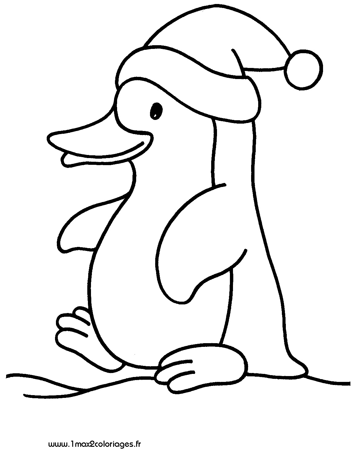 Pingouin souriant sur un iceberg avec un ciel nuageux