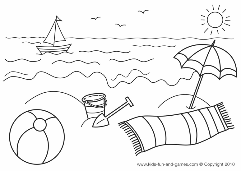 Scène de plage avec des enfants jouant et un parasol