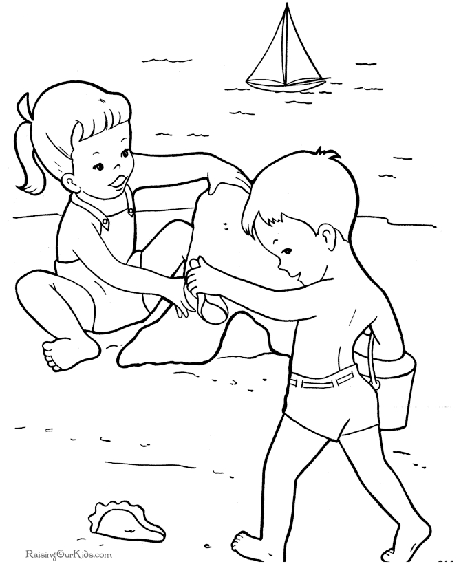 Enfants jouant sur la plage avec des accessoires estivaux
