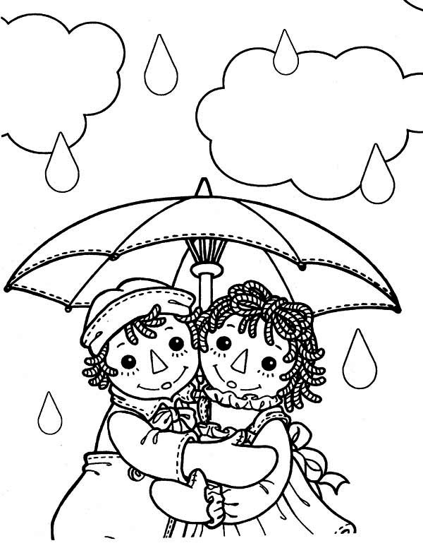 Un enfant s'amusant sous la pluie avec un parapluie