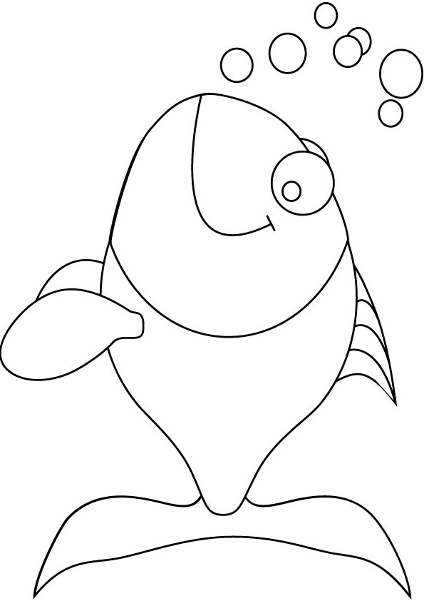 Poisson coloré nageant parmi des algues sous-marines