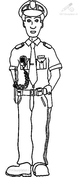 Un policier en pleine action dans un environnement urbain