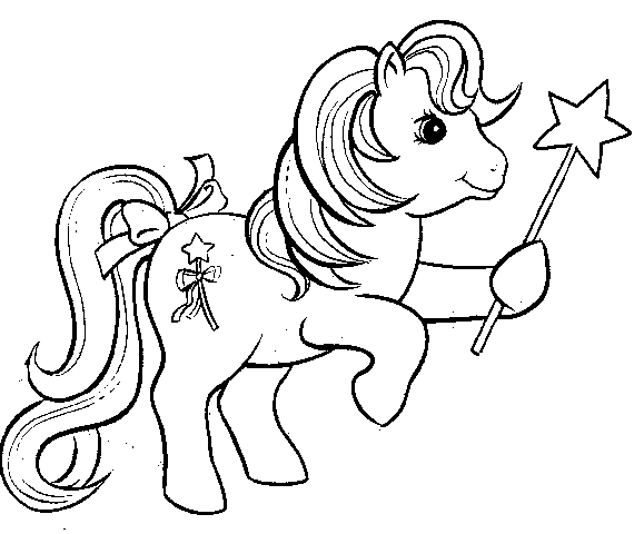 Un poney trottinant dans un champ verdoyant