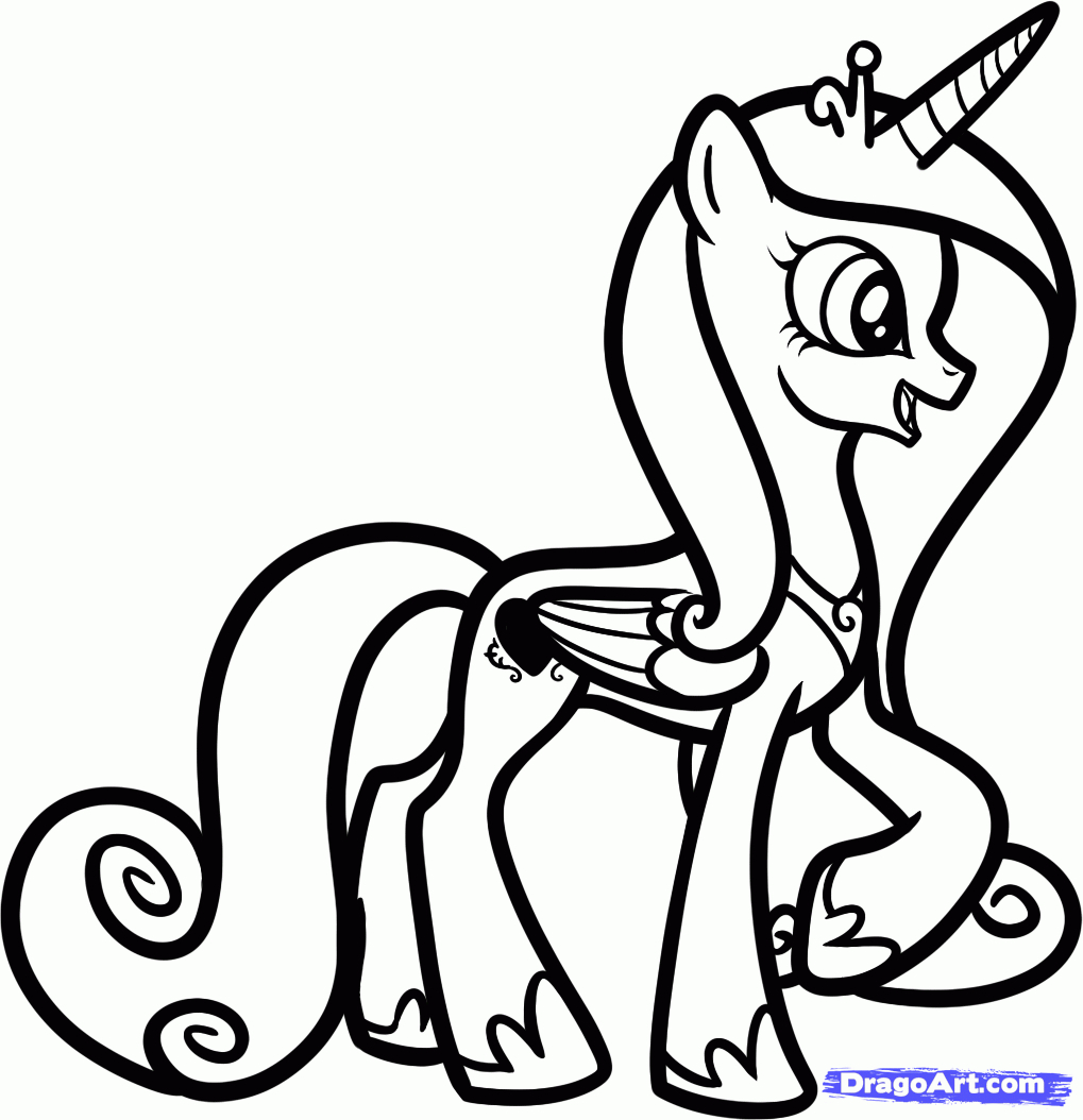 Un poney trotte joyeusement dans un champ verdoyant
