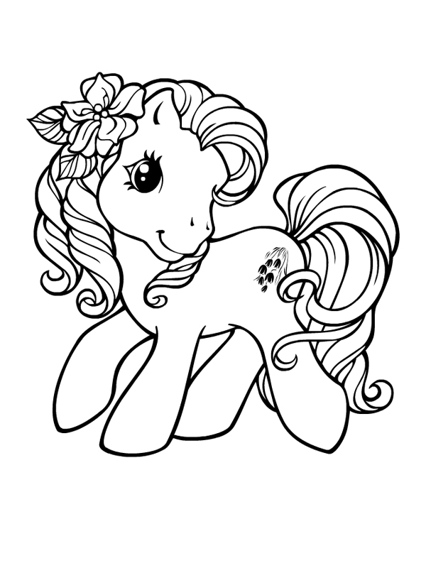 Un poney trottant dans un champ verdoyant avec des fleurs