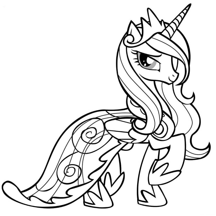 Un poney joyeux dans un champ verdoyant Un poney joyeux dans un champ verdoyant