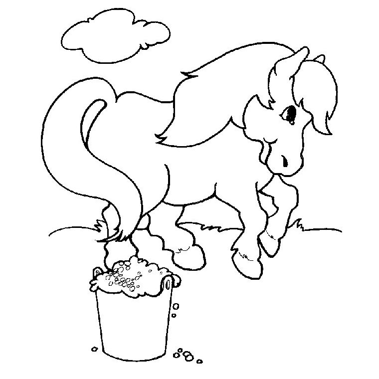 Un poney trottinant dans un paysage verdoyant