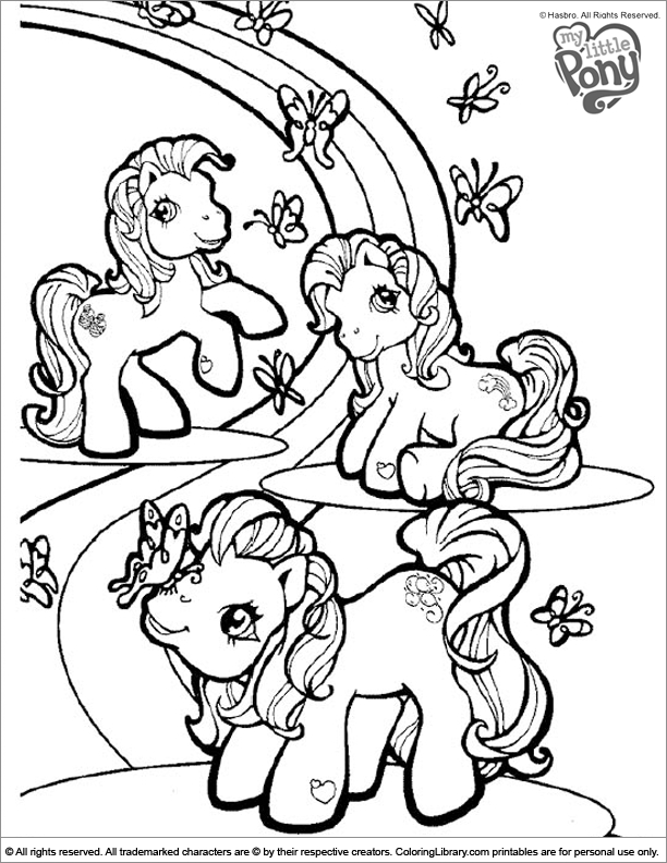 Un poney joyeux gambadant dans un champ verdoyant