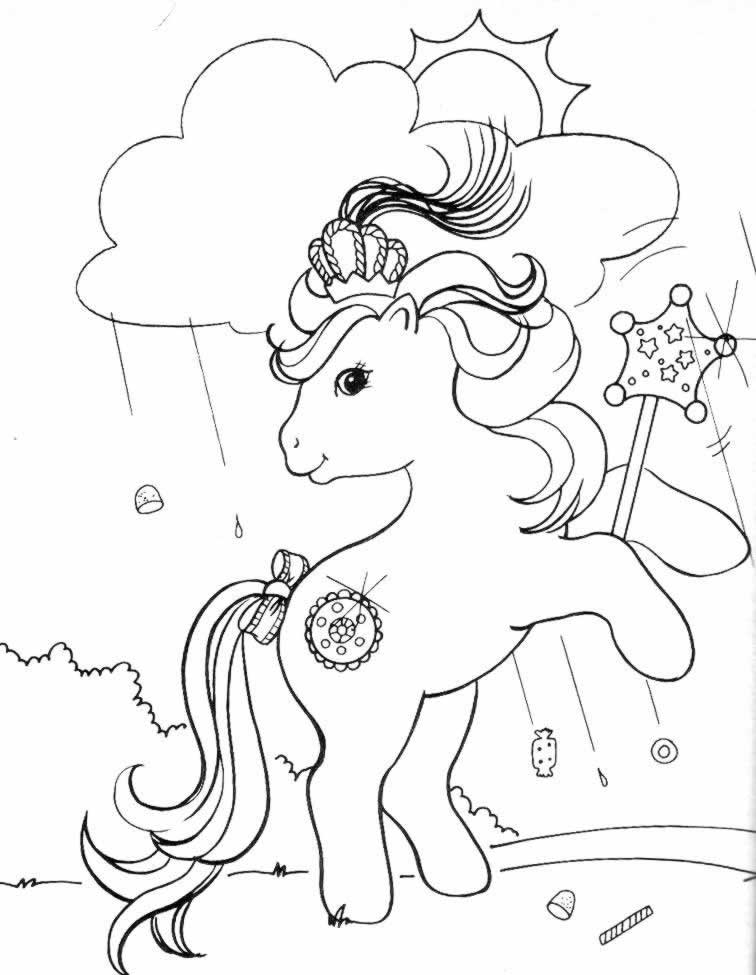Un poney mignon se reposant sous un arbre