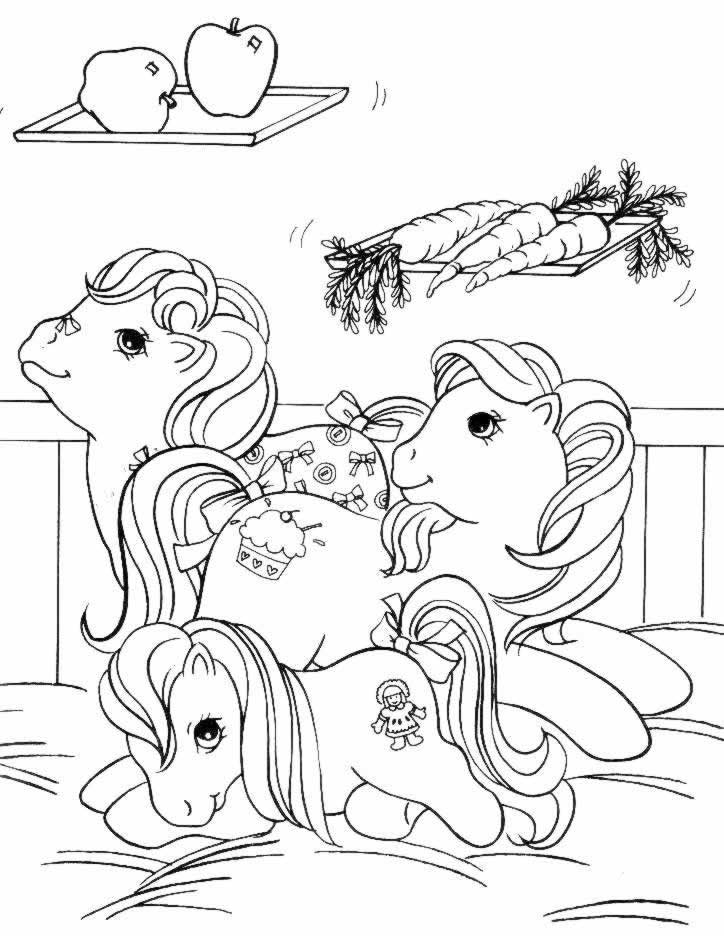 Un poney joyeux dans un champ fleuri