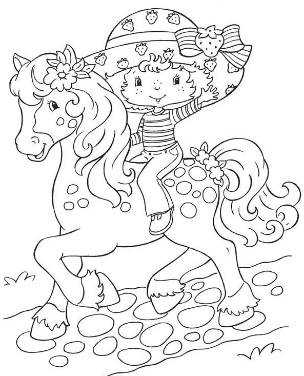 Un poney joyeux se promène dans un pré verdoyant