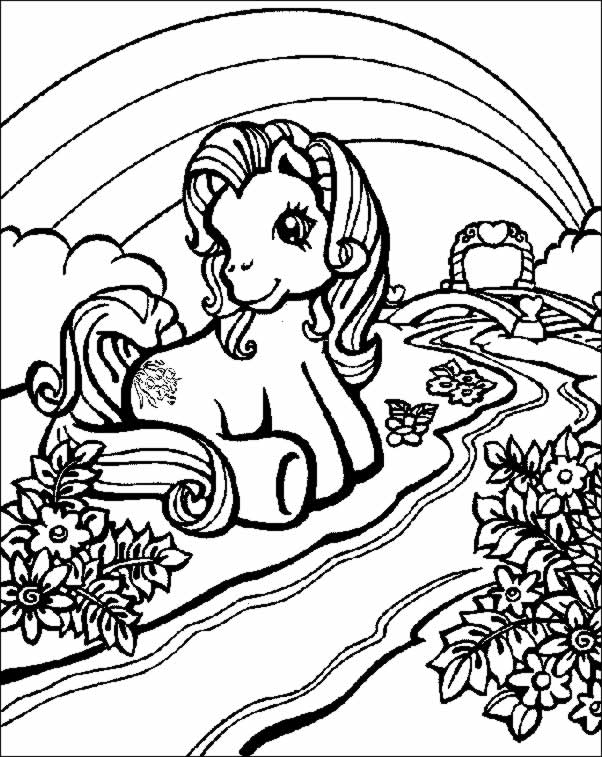 Un poney joyeux dans un pré fleuri