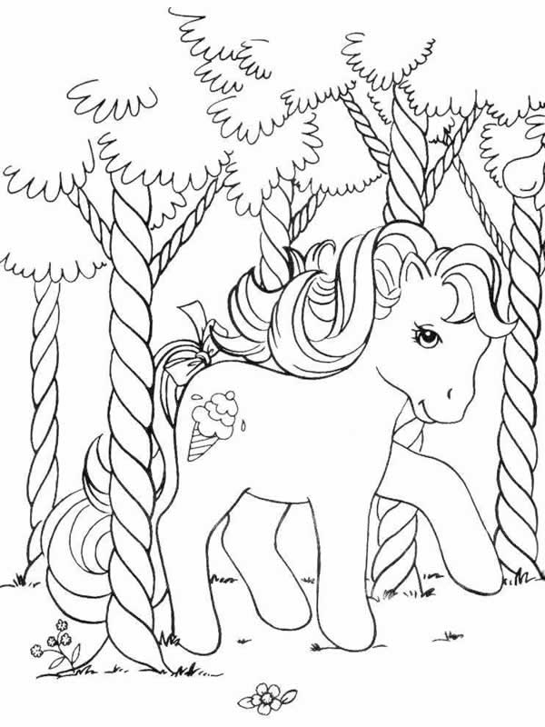 Un poney dans un champ verdoyant entouré de fleurs