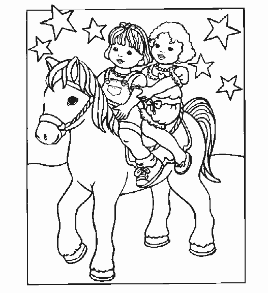 Un poney trottant dans un champ verdoyant avec des fleurs