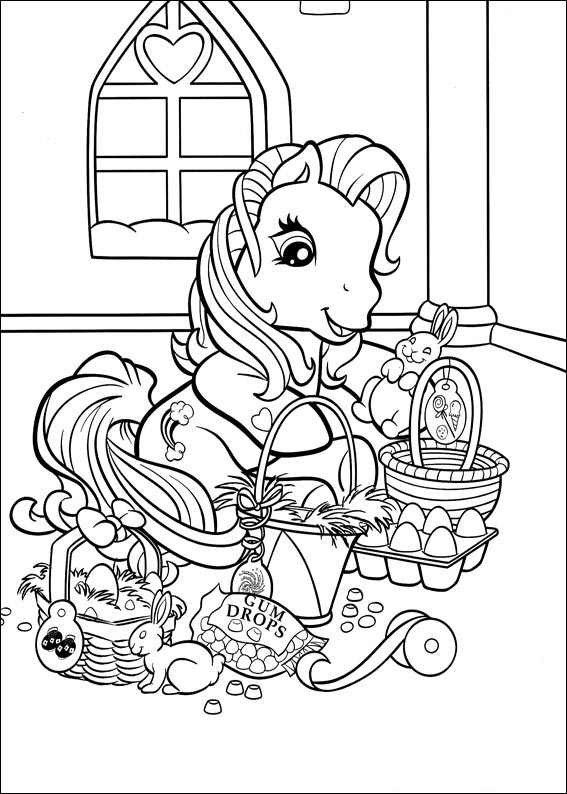 Un poney joyeux se tient dans un champ verdoyant entouré de fleurs Un poney joyeux se tient dans un champ verdoyant entouré de fleurs